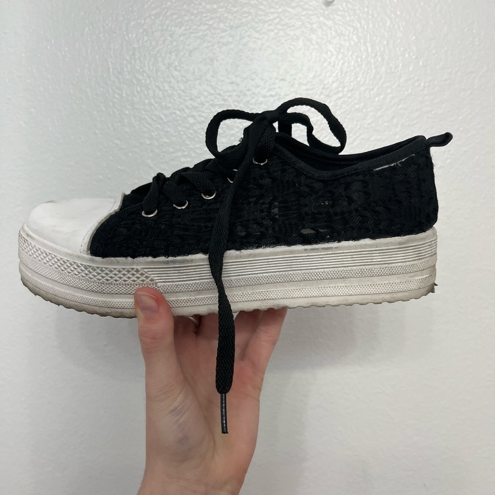 The cutest lace sneakers! Size 6!